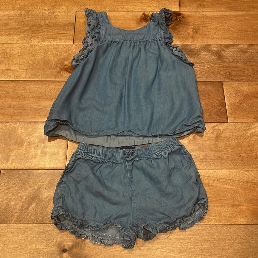 Girls top and shorts outfit size 6